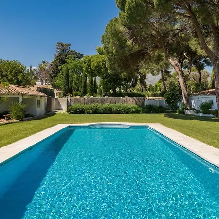 Tas Chill - Puente Romano Beach Front Apartment